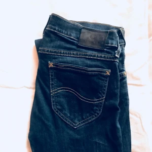 - Mörkblåa och knappt använda Lee jeans i modellen Jade. Kan lämnas över i Stockholm eller fraktas då mottagaren betalar frakt