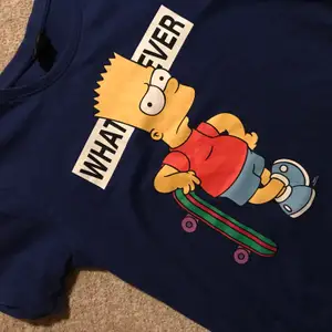 Blå t-shirt med Bart på:) 