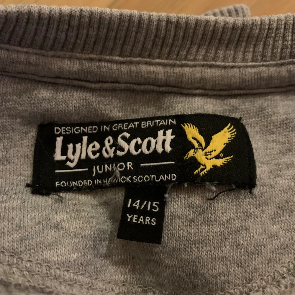 Grå nästan oanvänd Lyle & Scott collegetröja i stl 14-15 år. Passar mig som är 165 cm. Inköpt på Kids New Brandstore.. Tröjor & Koftor.