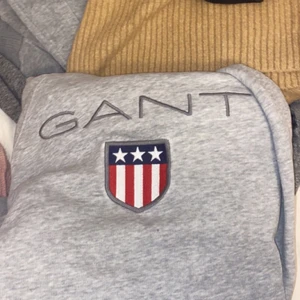 Gant Hoodie - Bara sönder längst ner vid armen som är lätt att dölja.