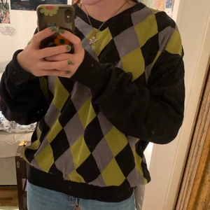 argyle tröja - sweatshirt med rutigt mönster (argyle) I färgen svart, grå och grön!🥰 Från second hand, aldrig använd🥰