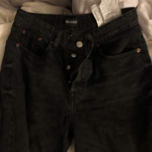 Säljer dessa svarta urtvättade mom-jeans byxorna från Zara som jag växt ur, storlek 40, dock ganska små i storleken. Lite slitna längs ner, vilket tillhör designen. De är ganska raka i designen och passar snyggt till det mesta🤍