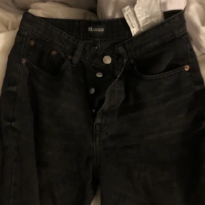 Svarta jeans från zara  - Säljer dessa svarta urtvättade mom-jeans byxorna från Zara som jag växt ur, storlek 40, dock ganska små i storleken. Lite slitna längs ner, vilket tillhör designen. De är ganska raka i designen och passar snyggt till det mesta🤍