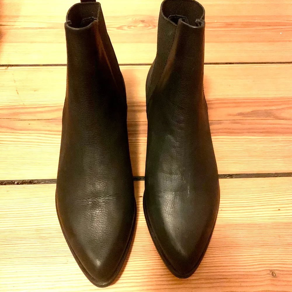 Väldigt sparsamt använda ankle boots från Filippa K. Äkta läder. Inköpta för 3100kr. Skokartong mm finns. . Skor.