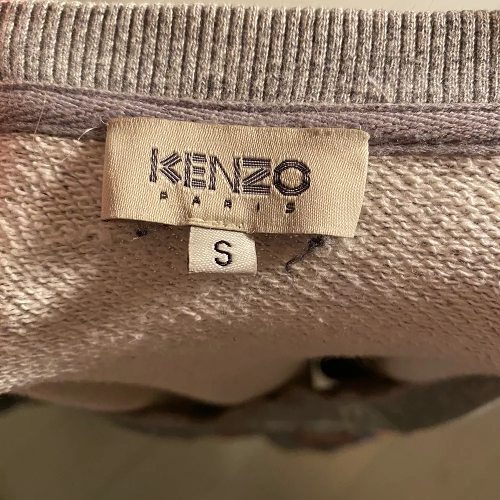 Säljer min kenzo tröja som är i bra skick men som tyvärr har en liten skada som man kan se i bild 3. Väldigt fin och skön, säljer för att den är för liten. Kan möta upp i centrala Stockholm eller frakta men då står köpare för priset för frakten.. Tröjor & Koftor.