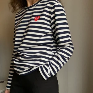Comme des Gracons long sleeve  - Äkta CDG tröja med vitt och blått mönster, köpt i Japan. Passar som S - M <3 fler bilder kan tas vid förfrågan (frakt ingår i priset) se mer på Instagram;  @lau.studios. 🧚🏼 AVSLUTAD 500kr 🧚🏼 Avslutas 7/1 10.00