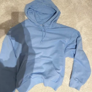Blå hoodie - Säljer min hoodie ifrån monki! Näst intill oanvänd och jätte fin!💞buda! Högsta bud nu är 201 kr!