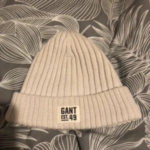 Super fin mössa från gant!  - Ganska mycket använd men inte några fel på den! Endast lite fläckar under mössan vid pannan, går säkert bort i tvätten😊 strl l-xl i barn strl på huvudet😊 