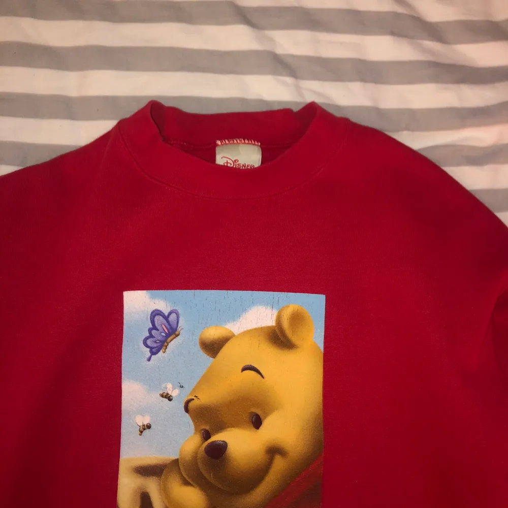 Röd sweatshirt i storlek M, från Disney store. Säljer för 300 kr med gratis frakt 💓. Tröjor & Koftor.