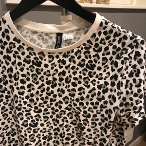 Leopardmönstrad T-shirt från hm  - Använd bara några gånger, mjukt material😝 Hör av er ifall ni har frågor!