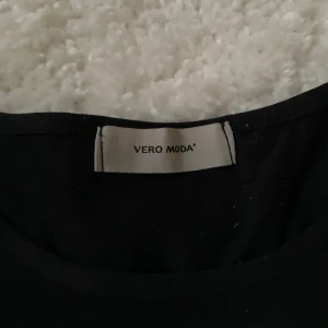 Vero Moda linne strl M - Super skönt linne som går att styla väldigt fint! Storlek M🖤Inte använt mer än ett par fåtal gånger vilket gör att linnet kommer i fint skick! Orginalpris 199:- men säljer för 70:- 