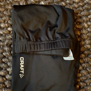 Träningstights - Vanliga svarta tights! Passar s-m men storleken är m. Går att knyta åt i midjan 🖤