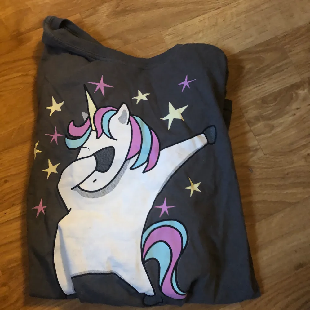 Fin t-shirt med en unicorn som dabar 😂 . T-shirts.