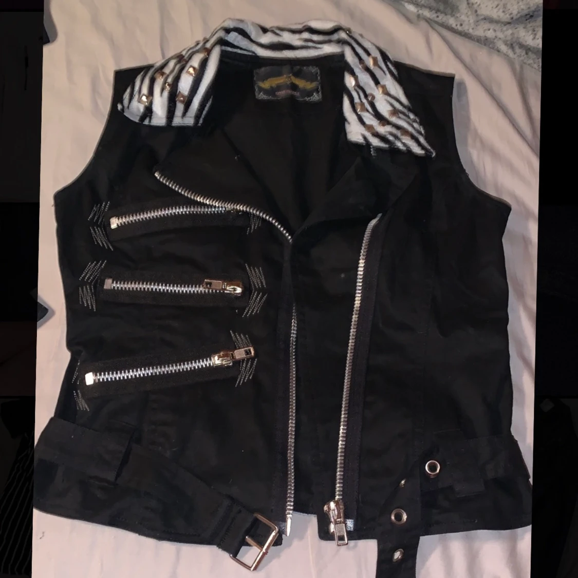 Cool Väst storlek L men den är liten i storlek så skulle säga m