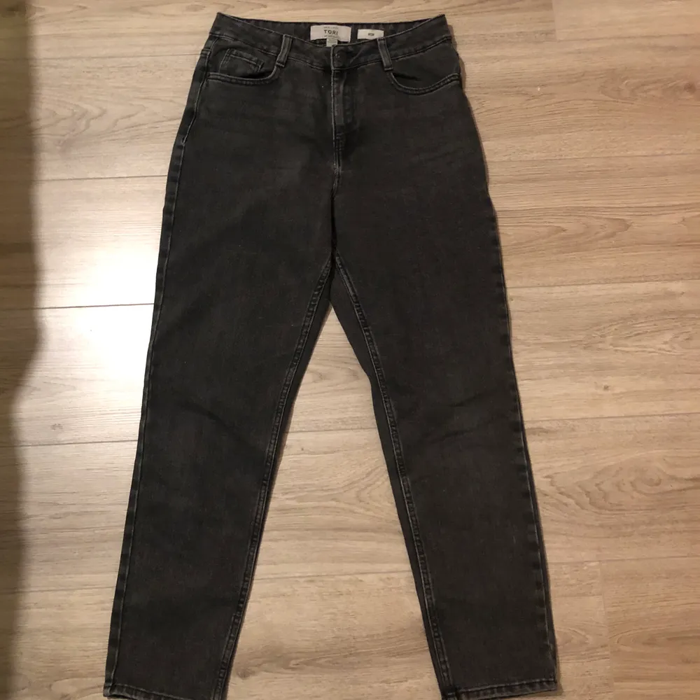 Ett par mom jeans från hm om jag minns rätt💕 Väl använda men i väldigt bra skick💕 säljer för att dom börjar bli lite för tajta för mig💕 frakt ingår :). Jeans & Byxor.