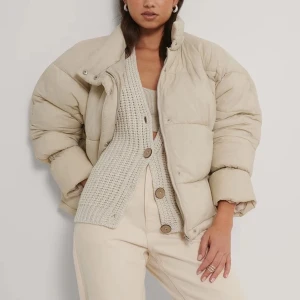 Beige puffjacka - Beige varm puffjacka från nakd. Köpdes för va 1 år sen men Max använd 2 gånger. 