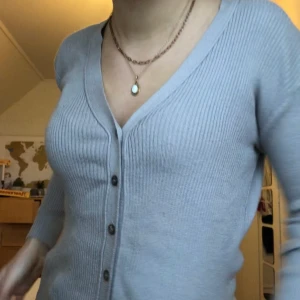 Kofta grå - En grå kofta som passar både som den är och över en tshirt. Köparen står för frakten, men jag kan också mötas upp i Malmö eller Lund!💞💞🥰😚