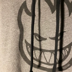 Spitfire logo hoodie - Hoodie från spitfire! Något urtvättad men i övrigt i fint skick. Strl XL men sitter som L. 200kr eller bud