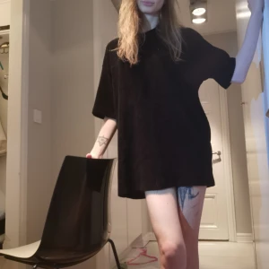 H&M klänning strl. L - Svart, lätt, slapp och skön klänning från H&M. Måtten är: axlar 52cm, byst 59cm, midja 56,5cm och längd på 77cm!