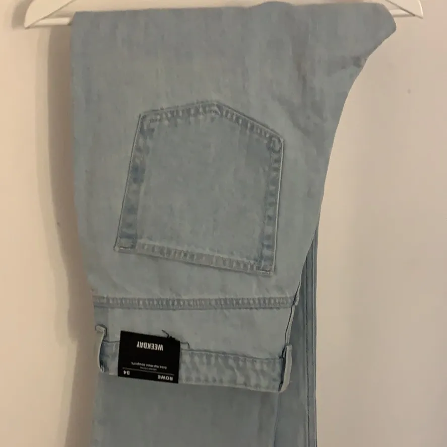 Jag säljer mina weekday jeans i storleken 38. Dem var för stora för mig i midjan men jag som är lång tyckte att längden var super! Bra kvalite på jeansen verkligen, testad 2-3 gånger bara. Midjan är 87 cm och insida ben 86 cm. Helt som nya!🥰 (frakten ligger inte inne i priset då dem är som nya samt beror de på hur påsen blir ifall den fraktas). Jeans & Byxor.