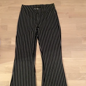 Utsvängda byxor  - Sköna och fina randiga byxor från Gina tricot i storlek S🙌🏼