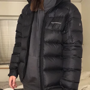 peak performance jacka - svart peak performance jacka som är i XL vilket passar mig perfekt oversized som brukar ha S, så skulle säga att den funkar för alla storlekar beroende på hur man vill att den ska sitta! absolut inga defekter och knappt använd 🥰  nypris ligger på 4000kr