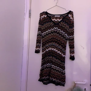 Klänning ifrån Stockholm LM - Väldigt fin klänning som jag nästan aldrig har haft på mig. Den är inte riktig min still men den är väldigt fin. Ink frakt 