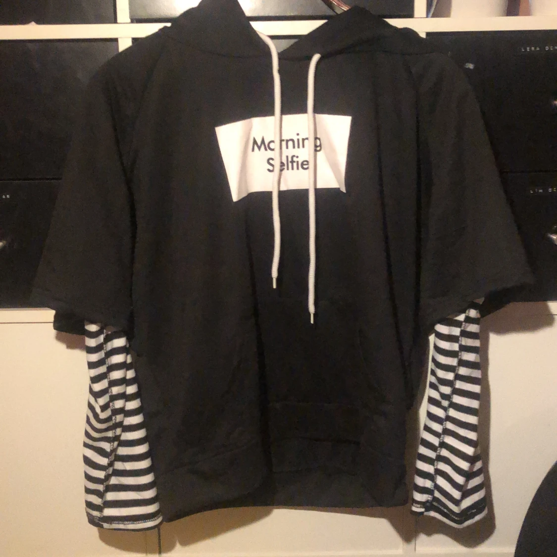Svart ”emo” hoddie med tryck och randiga ärmar - 90