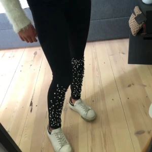 Svarta jeans med pärlor - Endast använda ett fåtal gånger, köpare står för frakt, kontakta för fler bilder eller frågor