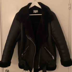  - Säljer min superfina jacka i skinnimitation. Använd ett fåtal gånger. Passar mig som är en S/M 💓 köparen står för frakt. 