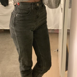 svarta momjeans - skitsnygga momjeans från ASOS, bra längd på mig som är 166 cm. Köparen står för frakt