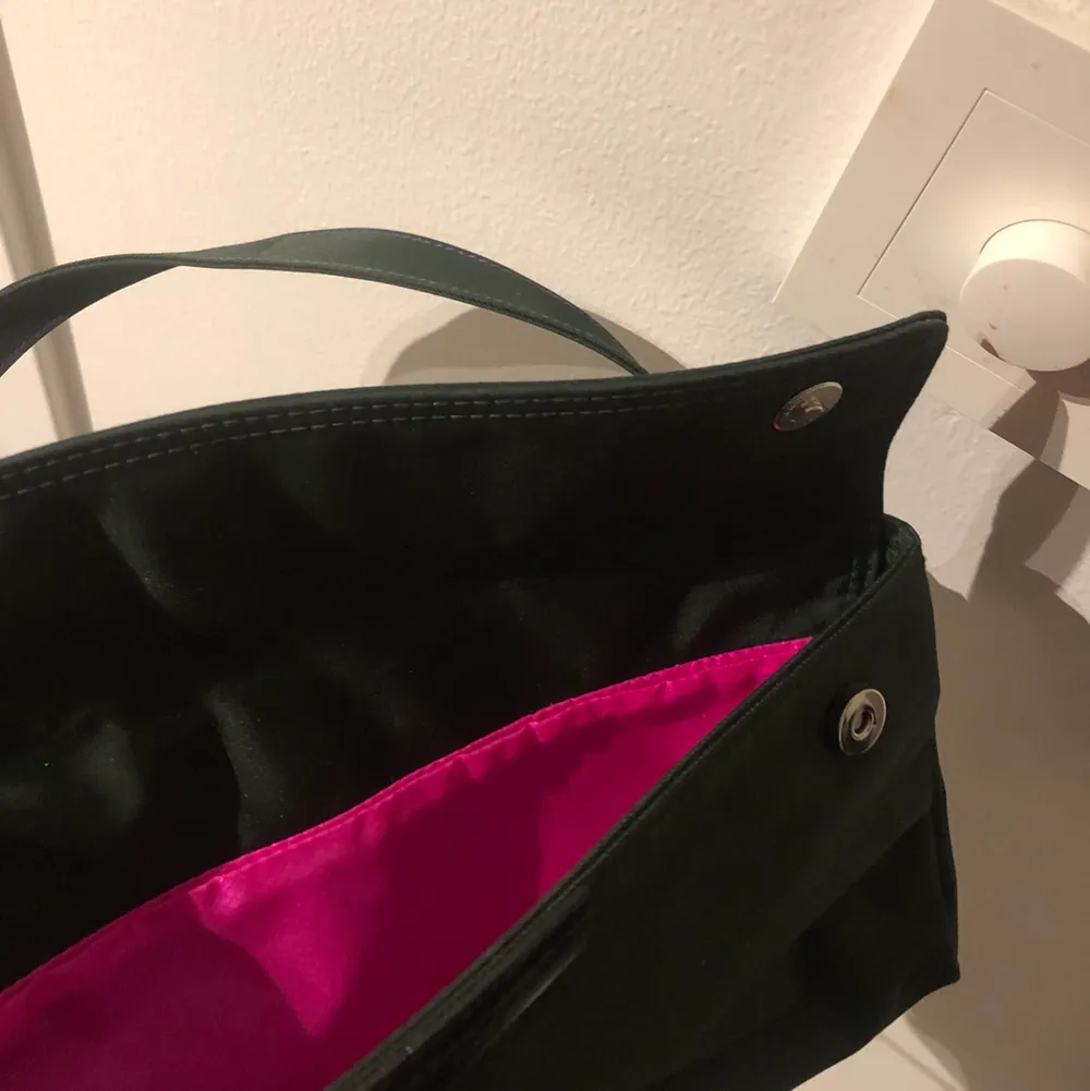 Jättefin mörkgrön väska, väldigt praktisk. Rosa på insidan. Inga skador, aldrig använd men inga lappar kvar. . Väskor.