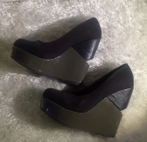  - Snygga kilklacksskor från Tiamo med ett litet hack i klacken. För små för mig men de var så snygga att jag inte kunde låta bli! Därför knappt använda. Hör av er med frågor! 😊