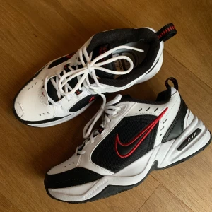 Nike  - Säljer dessa skorna då jag aldrig använder dom. Köpte dom i september men har bara använder dem ca 5-6 gånger, väldigt sköna och snygga men inte riktigt min stil tyvärr. Dom är ganska små i storleken, har i vanliga fall 39. Frakt tillkommer. 