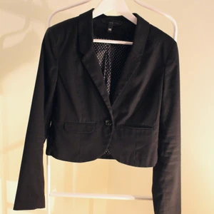 Fin H&M kavaj fint skick! - Svart H&M kavaj fint skick! Storlek: 38 (Dam) Direkt pris: 20 kr Skriv buden till mig privat eller kommentera på bilden! Buda med minst 10kr varje gång ✨(Alla bud är välkomna) Köpare står för frakten (Du bestämmer vilket paket så länge det uppfyller vikt och storleks kraven)