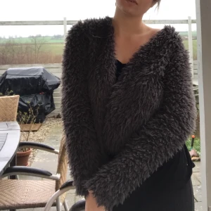 Mysig kofta  - Väldigt mysig och trendig grå kofta från GinaTricot - pefekt till vintern! Storlek M men väldigt liten i storlek så passar allt från XS-M. (Jag är S/36)! 80kr + frakt 🌟🥰