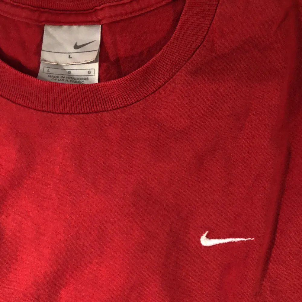 Säljer min röda Nike t-shirt jag enbart använt ett antal gånger, helt i nyskick <3 Den sitter som en tröja på mig som har storlek S/XS, men sitter som en topp på storlek L. köparen står för frakten:).  (Har fått jätte många medelanden om intressen över tröjan kommer därför ha budgivning som avslutas den 2/1 Kl 16:00) :)                                                 Buda i kommentarerna ✨Ledande bud:210kr. T-shirts.
