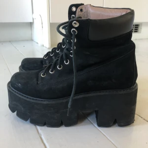 Platåskor i fint skick! - Otroliga platåskor med snörning! Jättesköna!