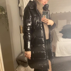 Glansig jacka  - Säljer min super fina glansiga jacka från ellos pga knappt använd, (endast 250kr + frakt). Hör gärna av dig om de är något du undrar över!