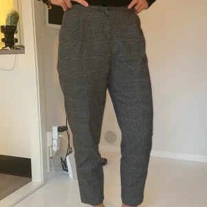 Check byxor - ”Gubb”byxor med resår i midjan. Jättesköna med två stora fickor fram. Jättefint skick. 