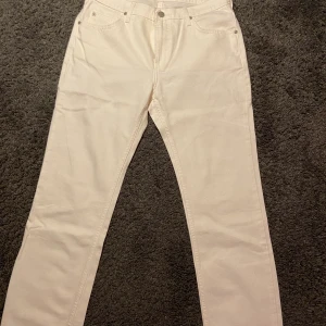 Lee Rider Vita Jeans - Vita Jeans från Lee. Modellen Rider. Kolla Google för passform.  Säljer då de ej kommit till användning