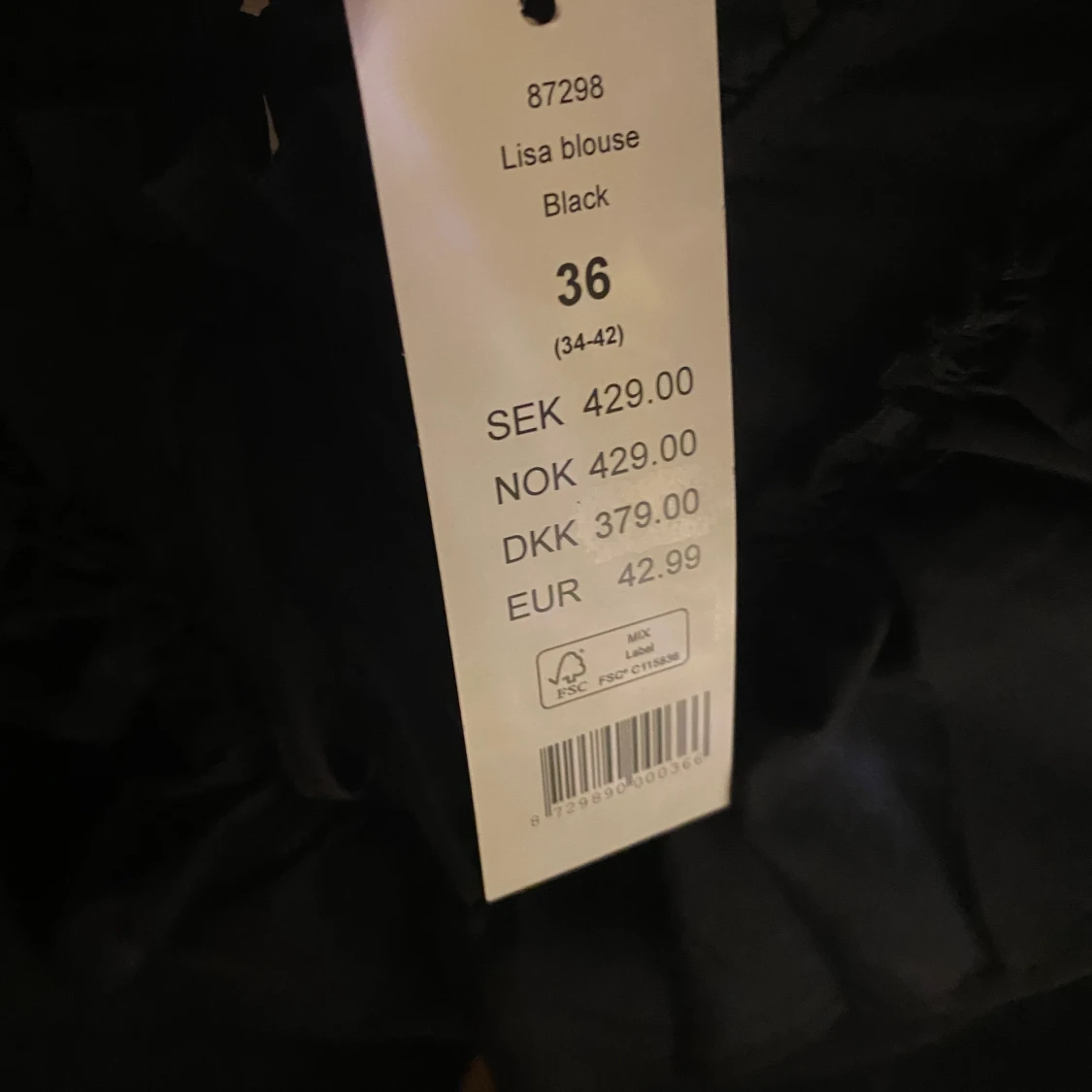 Svart blus med volanger S/36 - 91