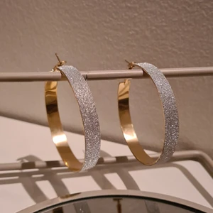 Hoops örhängen - Assnygga festliga hoops örhängen som glittrar/skimmrar! Säljer för endast 75kr, meddela vid frågor & intresse💕💕💕🍸
