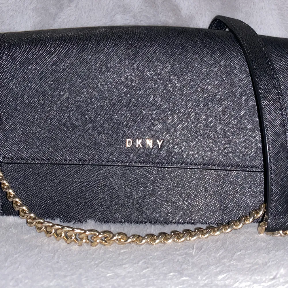 Äkta DKNY väska, använd ett fåtal gånger. Passar som Axelrämsväska eller handväska. Tillkommer Dustbag.. Väskor.