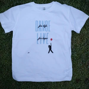 Kläder för världens barn! - Säljer mina ekologiska egendiseginade produkter, all vinst går till världens barn!                                               Tygväska: 110kr, T-shirt barn: 110kr, T-shirt vuxen: 130kr. STÖD världens barn och köp en tröja/väska! Perfekt present! 