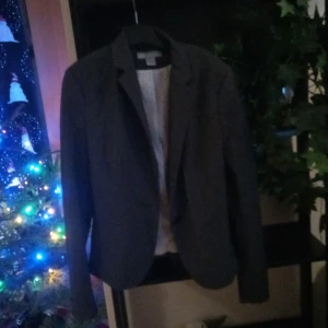 Kavaj - En jättefin kavaj,säljer pga använder inte längre.