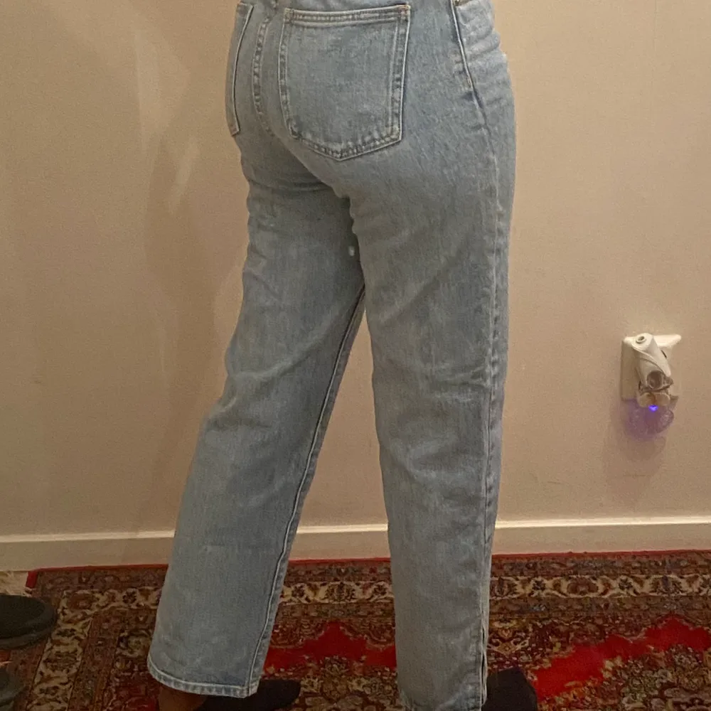 Dessa jeans har bra kvalite med underbar skick. Jag själv skulle behållt dessa jeans men de va tyvärr för korta för mig då jag är ungefär 171 cm lång men skulle antyda att de passar perfekt för dig som är ungefär 165 cm lång. 😌💓. Jeans & Byxor.