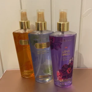 Body mist  - Säljer 3 Victoria’s secret bodymist som bara är använda ett väldigt fåtal gånger. Kontakta om vilken eller vilka ni vill ha💕