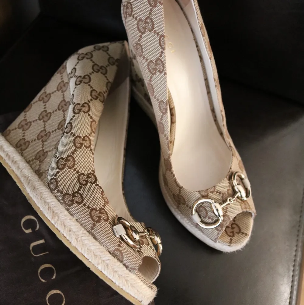 Hej! Gucci platform skor i 39 1/2 storlek. Pris - 2000kr.  Original GG monogram med deras klassik guldton ”horsebit” detalj.  Har köpt från Gucci affären i Schweiz. Mycket bra skick. Skor.