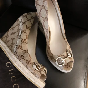 Gucci skor 39 1/2 - Hej! Gucci platform skor i 39 1/2 storlek. Pris - 2000kr.  Original GG monogram med deras klassik guldton ”horsebit” detalj.  Har köpt från Gucci affären i Schweiz. Mycket bra skick